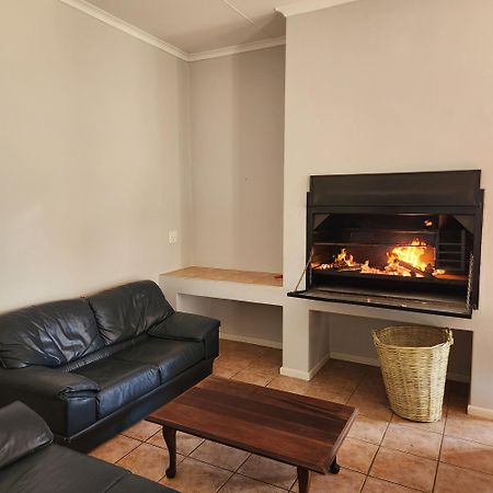 Villa Karoo Leeu Self Catering Oudtshoorn Esterno foto