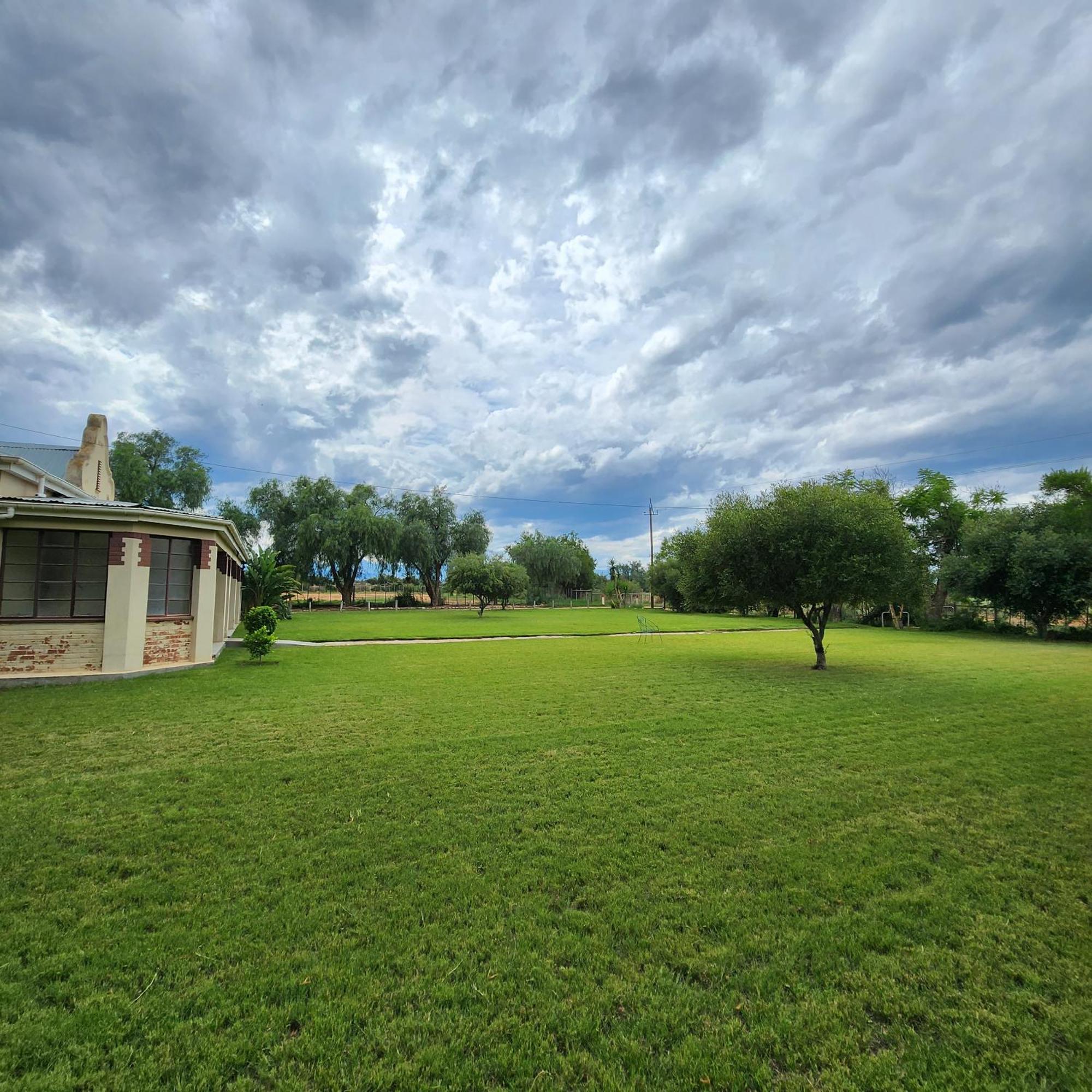 Villa Karoo Leeu Self Catering Oudtshoorn Esterno foto