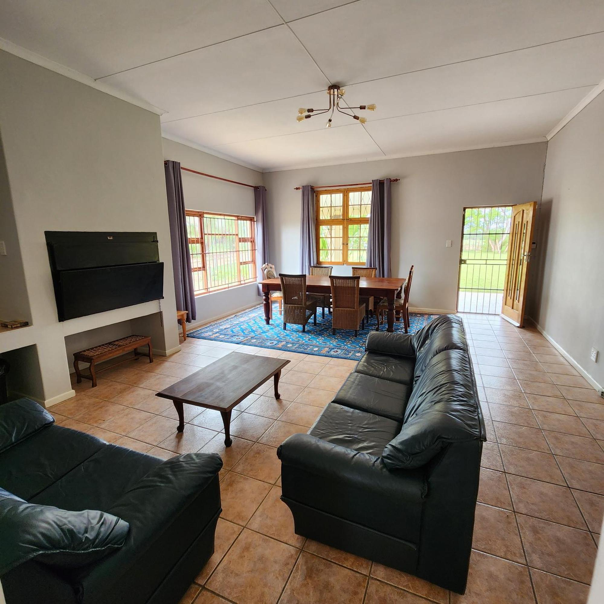Villa Karoo Leeu Self Catering Oudtshoorn Esterno foto